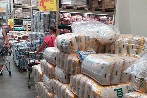 Superlotados, supermercados terão que limitar a entrada de consumidores a partir de agora