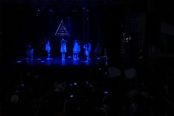 Coreografias modernas e hits que estão na boca do povo garantem a diversão no palco da Fenapraça; Ao vivo