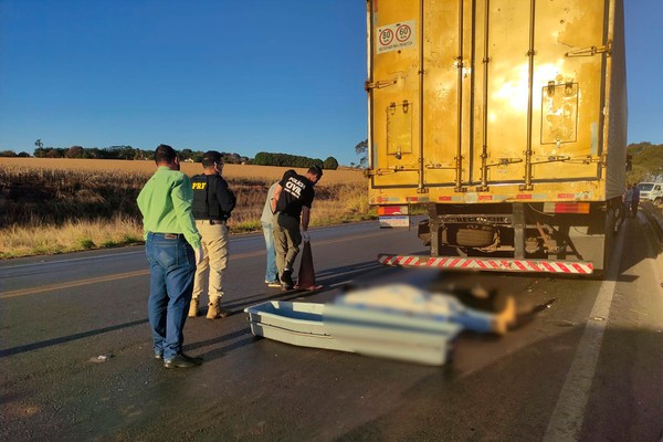 Motociclista morre após bater na traseira de carreta na BR 365, em Patos de Minas