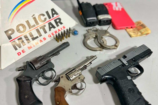 Suspeitos atiram em via pública e acabam presos com dois revólveres e uma réplica de pistola