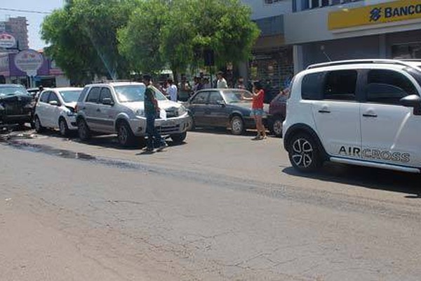 Acidente envolve oito veículos em mais uma batida na Rua Doutor Marcolino