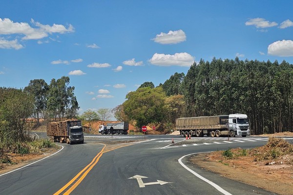 Obra no encontro da Estrada da Serrinha com BR 365 é concluída, mas local ainda exige atenção