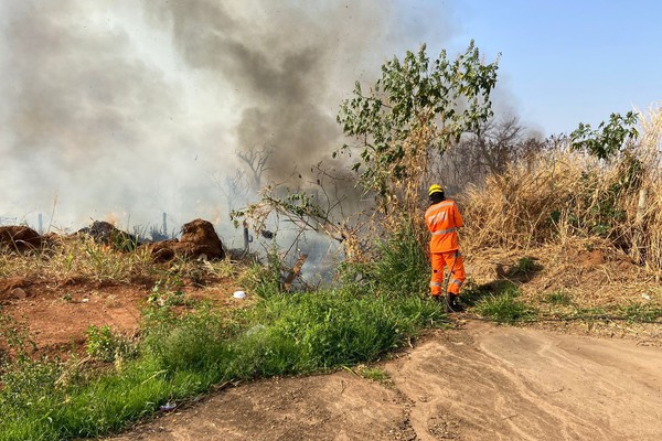 Incêndio volta a mobilizar o Corpo de Bombeiros e gera grande nuvem de fumaça