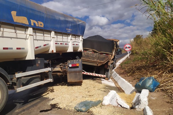 Caminhão carregado de cascalho não consegue subir morro, volta na MGC 354 e atinge carreta