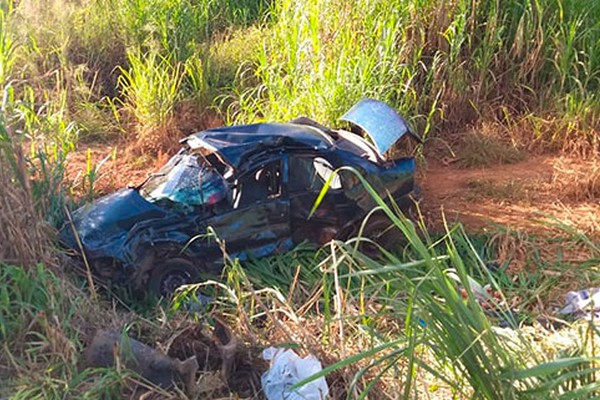 Acidente entre carro e carreta em Patrocínio deixa uma pessoa morta e outras duas feridas