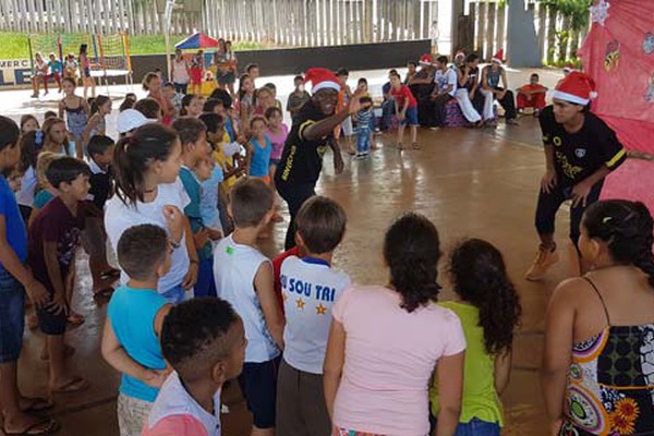 Comemoração de Natal no Jardim Esperança tem brincadeiras  e distribuição de presentes