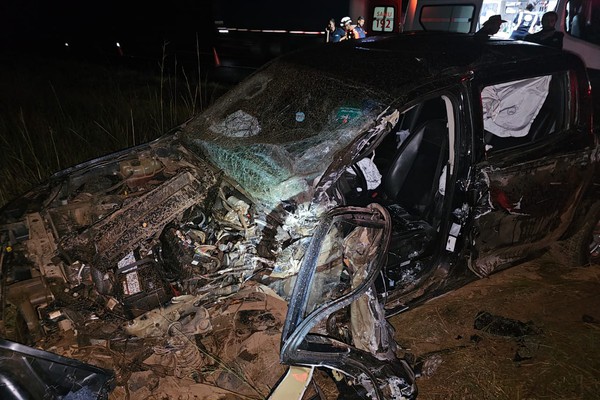 Bombeiros retiram motorista de caminhonete destruída por acidente com carreta na BR 365, em Patos de Minas