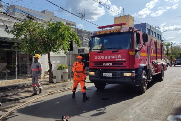 Incêndio destrói rede elétrica no centro da cidade e mobiliza o Corpo de Bombeiros