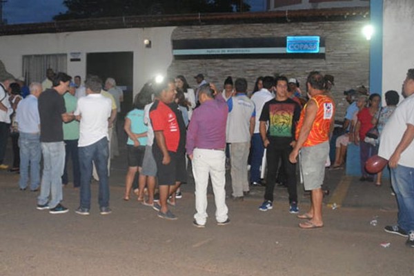 Moradores protestam em frente à Copasa contra a tarifa de esgoto em Patos de minas