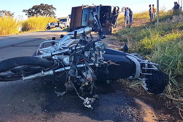 Motocicleta fica destruída e condutor morre ao bater de frente com caminhonete na BR 354