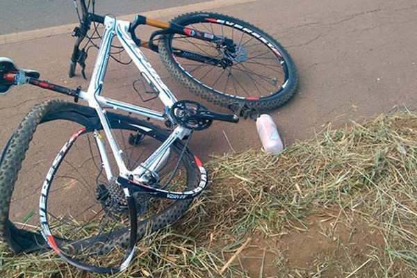 Ciclista fica ferido depois de ser atropelado na MG235 em Carmo do Paranaíba