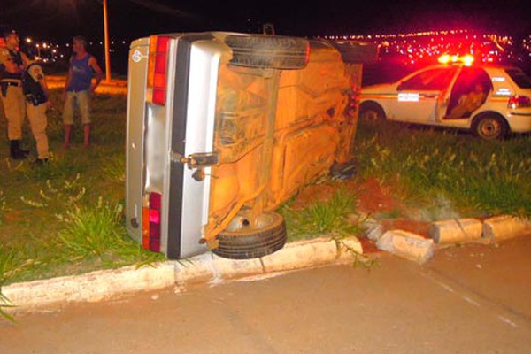 Motorista com sintomas de embriaguez perde o controle da direção e capota carro com crianças