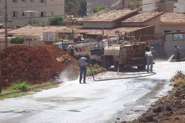 Moradores denunciam construção que usa praça como depósito de entulho