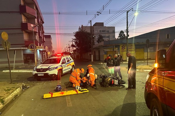 Motociclista é socorrido para a Santa Casa após bater na lateral de um ônibus, no bairro Lagoa Grande