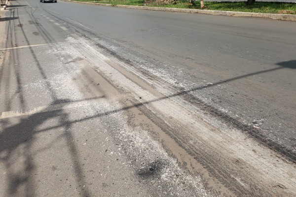 Caminhão espalha fezes e esgoto pelas ruas da cidade deixando um mau cheiro insuportável