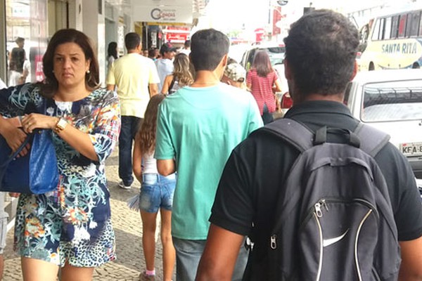 Especialistas dão dicas de segurança para evitar furtos e roubos durante as compras de Natal