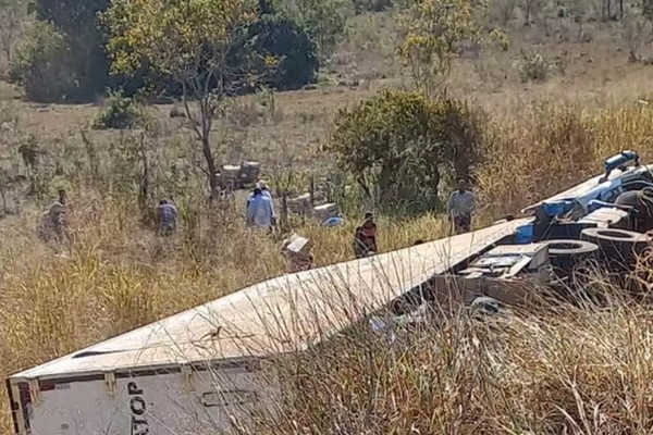 População saqueia carga de carne após carreta tombar na BR 040, em João Pinheiro