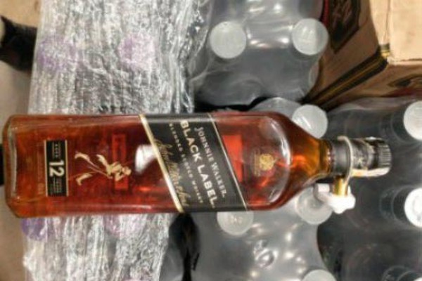 Homem é preso após colocar garrafa de whisky 12 anos dentro da calça e tentar sair de supermercado