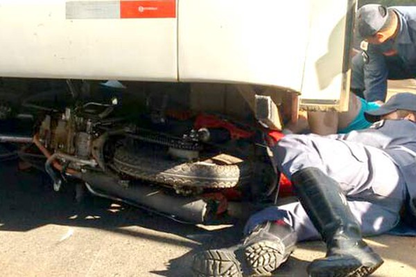 Motociclista vai parar debaixo de ônibus de transporte urbano em acidente na avenida J.K