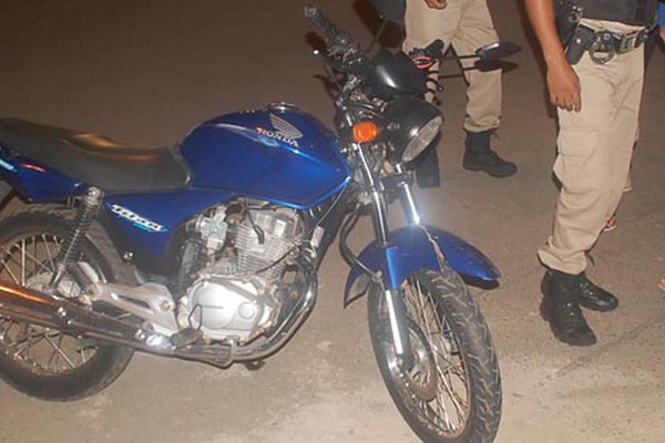 Motorista tenta conversão e motociclista bate de frente em veículo na Rua São Geraldo