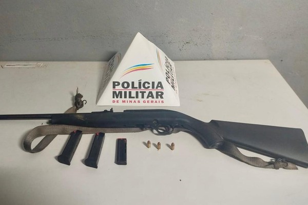 Homem é preso após agredir companheira e espingarda é apreendida em Patos de Minas