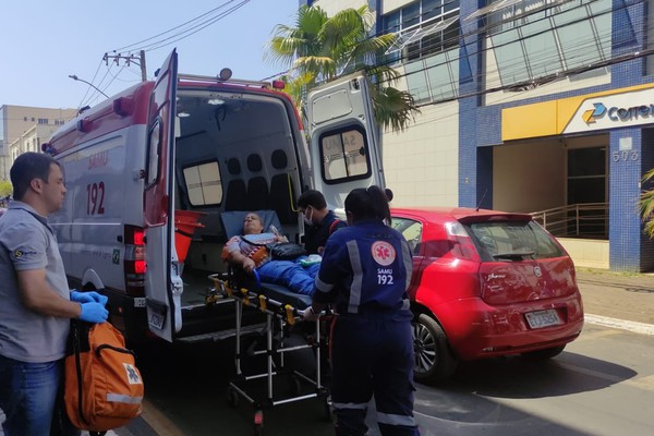 Jovem sem CNH acaba na delegacia após atropelar pedestre no Centro de Patos de Minas