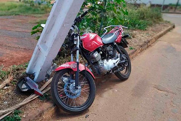 Motociclista fica em estado gravíssimo depois de perder o controle e bater em poste