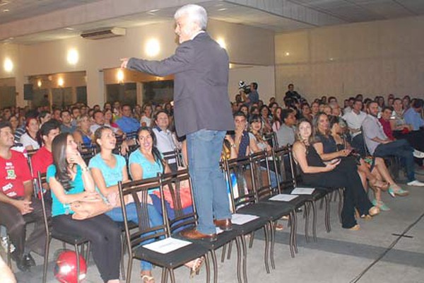 Plateia aplaude de pé palestra de lançamento da Campanha Sonho de Natal da CDL