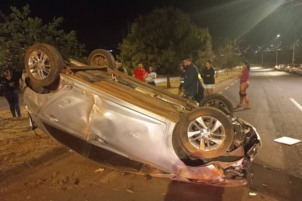 Veículo capota várias vezes na avenida Fátima Porto e deixa motorista ferida