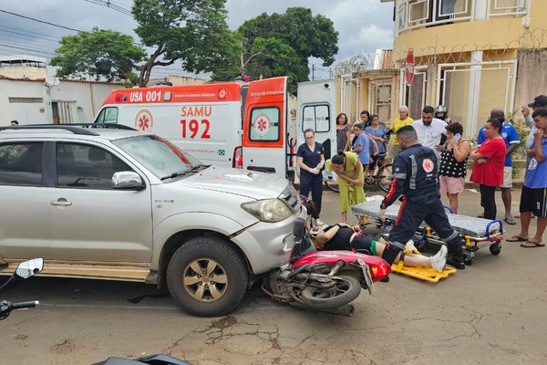 Moto vai parar debaixo de caminhonete conduzida por vereador em acidente em Patos de Minas