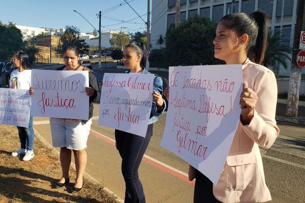 Julgamento de assassino do professor Gilmar começa com protesto de familiares por Justiça