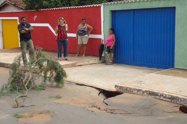 Moradores manifestam e empreiteira inicia conserto no Balão do Cristavo