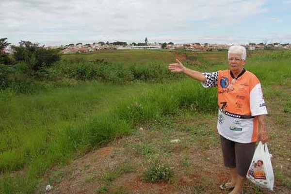 Mato e sujeira nas imediações da Prefeitura deixam moradores indignados