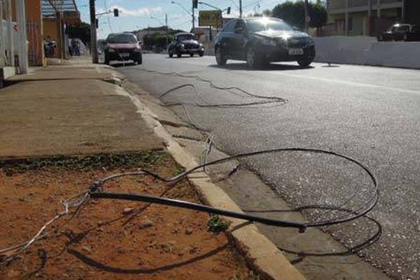 Cegonheira arrasta fiação e deixa região central da cidade sem energia elétrica