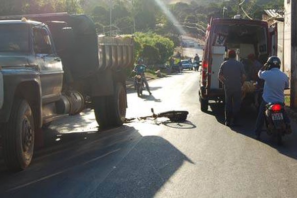 Ciclista fica gravemente ferido ao bater em caminhão no Nossa Senhora Aparecida