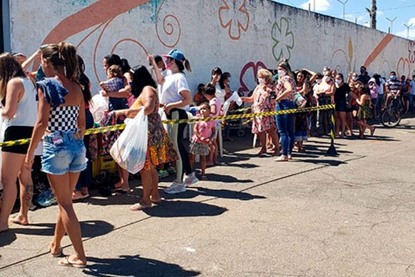 Grupo de amigos distribui de alimentos e marmitas a cobertores em ação social no Cristavo