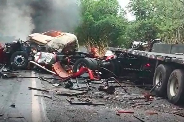 Motorista morre carbonizado após batida frontal entre duas carretas na BR 040