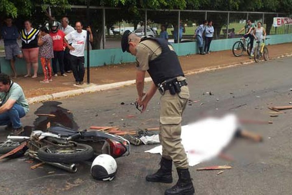 Motociclista de 23 anos morre ao se envolver em acidente com caminhão na Major Gote