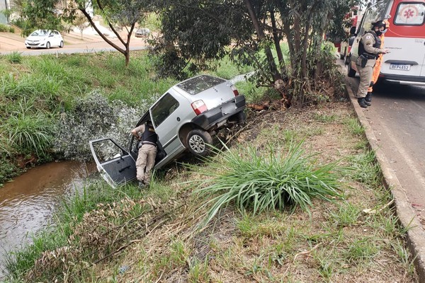 Motorista perde o controle em curva da avenida Fátima Porto e vai parar dentro do Córrego