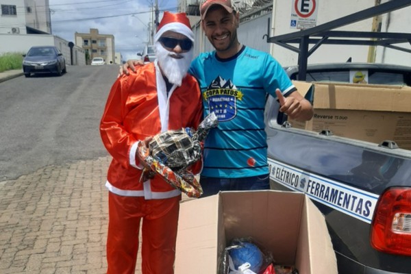 Ciclistas realizam doação de brinquedos arrecadados enquanto pedalavam 12 horas sem parar