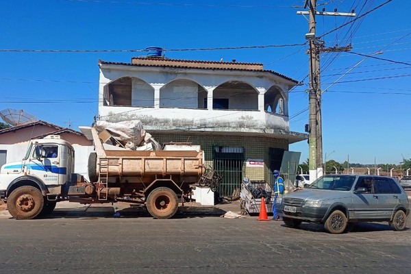 Com o apoio da Polícia Militar, Prefeitura limpa calçada tomada pela sujeira na avenida Brasil