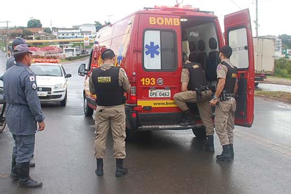 Ciclista é atingida por motociclista ao tentar cruzar avenida JK e os dois ficam feridos