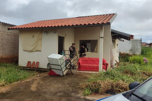 Homem é morto a tiros ao sair para atender a porta no bairro Residencial Quebec