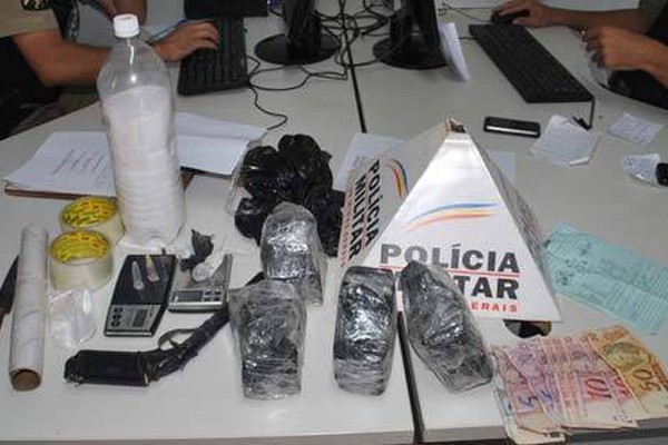 PM aborda menores em moto furtada e apreende dois kg de maconha e réplica de arma