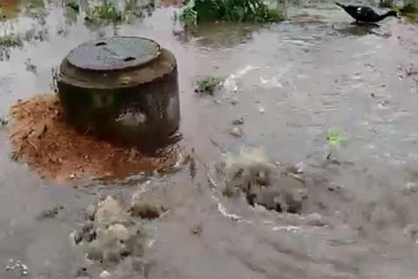 Tubulação da Copasa despeja esgoto em Haras no bairro Copacabana em Patos de Minas