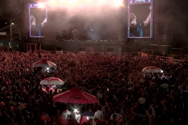 No sucesso “Barulho do foguete”, os efeitos pirotécnicos explodiram na Arena; veja ao vivo