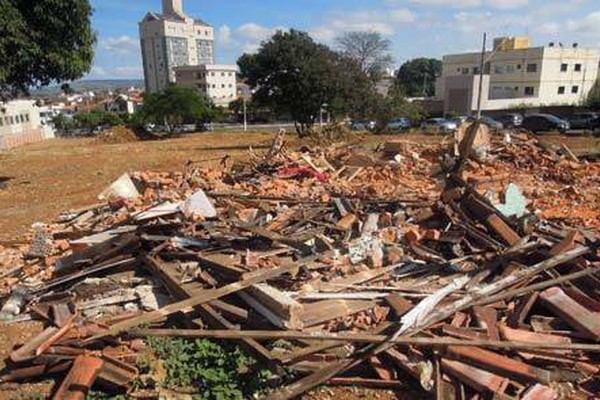 Moradores comemoram limpeza no terreno que se tornava cracolândia