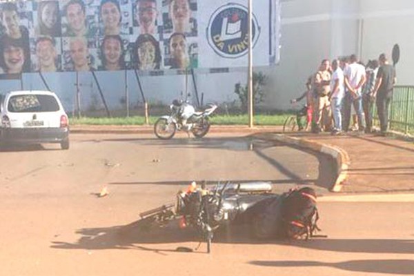 Condutor inabilitado e com sintomas de embriaguez avança semáforo e atinge motociclista