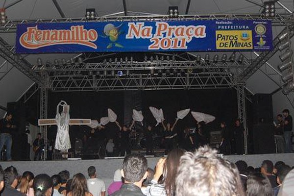Em grande número, comunidade evangélica abre a Fenamilho na Praça do Fórum