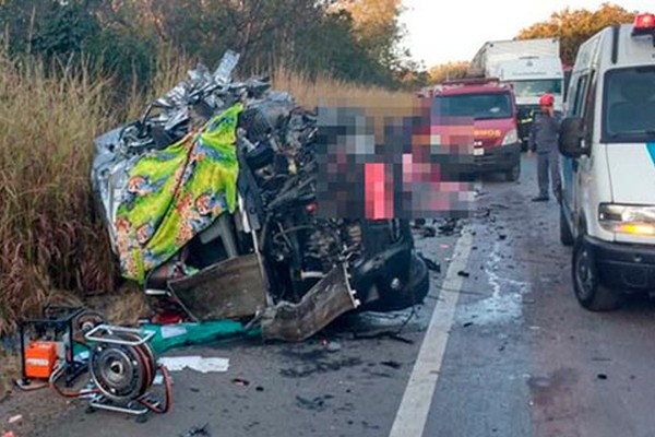 Acidente grave entre van e caminhão deixa três mortos e feridos na BR-135, em Curvelo